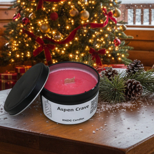 a candle tin with "aspen Crave"-scent in a festive living room